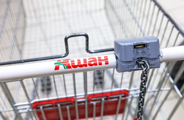 Ukládat Auchan prázdný červený nákupní košík — Stock fotografie