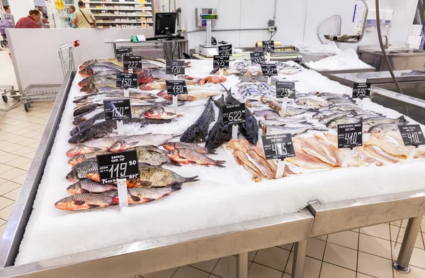 Pescado crudo y congelado listo para la venta en el supermercado — Foto de Stock