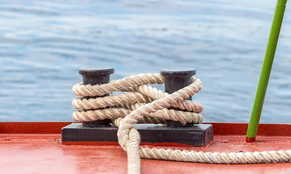 Gemide sabitlenmiş bir halatla demirleme borusu. — Stok fotoğraf