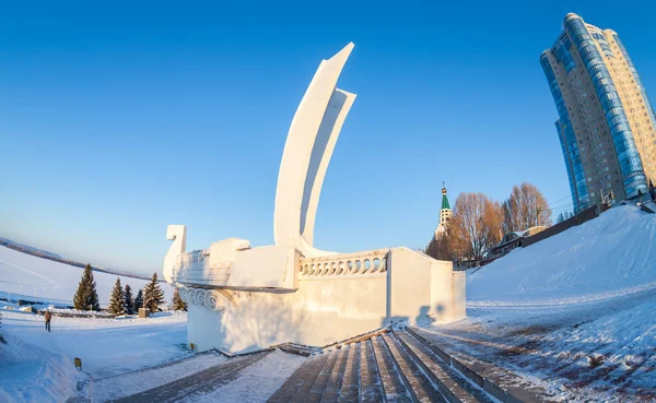 Monumento Barco no dique da cidade em Samara, Rússia — Fotografia de Stock