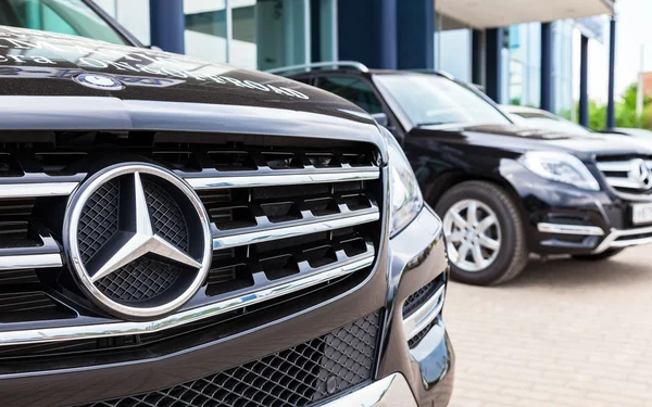 Veículos Mercedes-Benz perto do escritório do negociante oficial — Fotografia de Stock