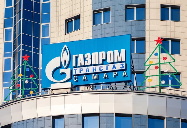 Logo Gazprom na elewacji administracyjnych i kontrolnych urzędu — Zdjęcie stockowe