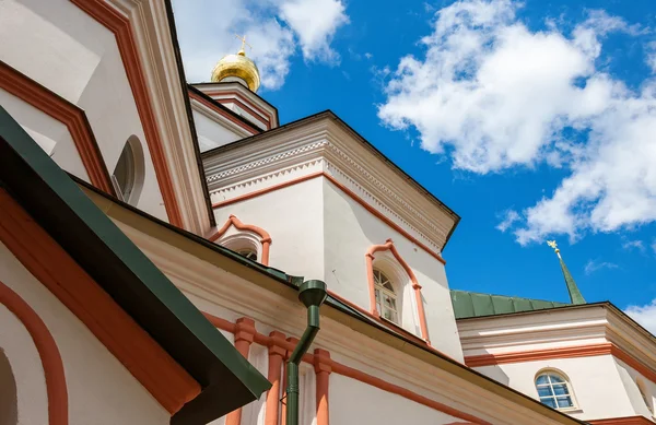 Vista angular de la cúpula de la Catedral de Valday Monasterio de Iversky — Foto de Stock