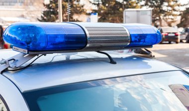 bir Rus polis aracı üstüne renkli ışıkların yakın çekim