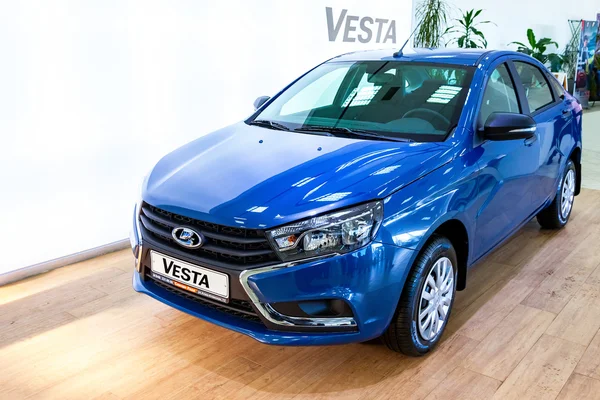 Novo carro russo Lada Vesta. Lada é um fabricante de automóveis russo — Fotografia de Stock