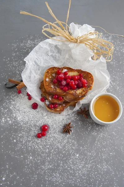 Frukost. Fattiga riddare med färska tranbär och honung — Stockfoto