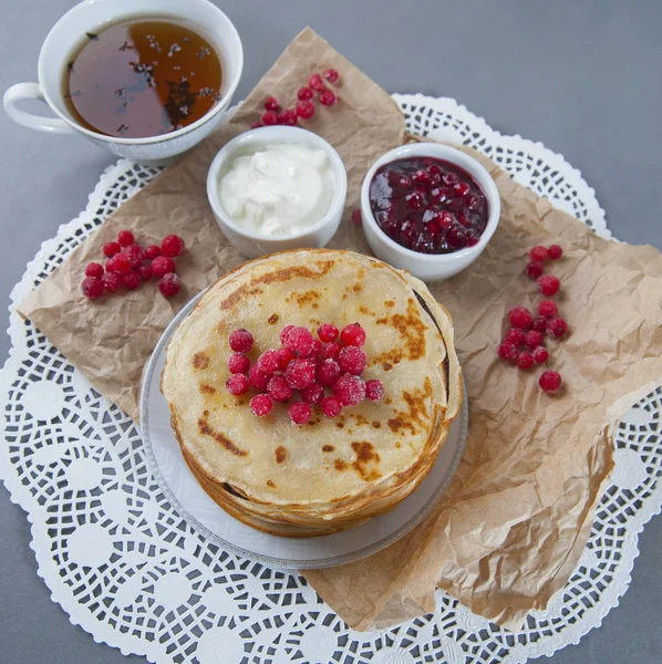 Stack av pannkakor serveras med färska tranbär, gräddfil och — Stockfoto