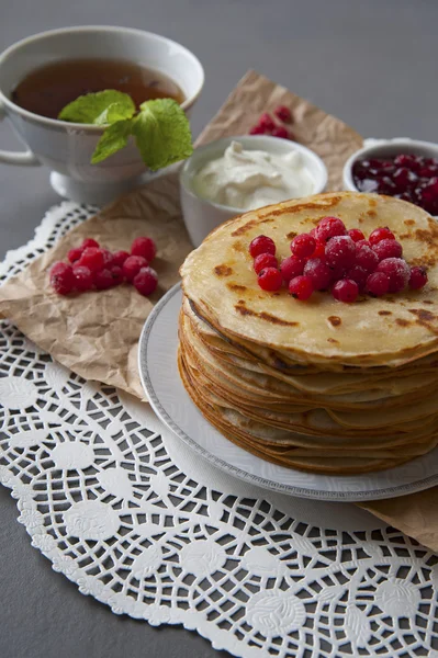 Stack av pannkakor serveras med färska tranbär, gräddfil och — Stockfoto