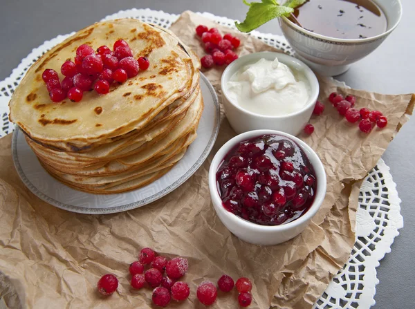 Stack av pannkakor serveras med färska tranbär, sylt och grädde — Stockfoto
