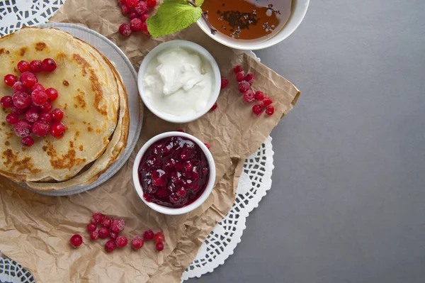 Setumpuk pancake disajikan dengan cranberry segar dengan ruang untuk t — Stok Foto