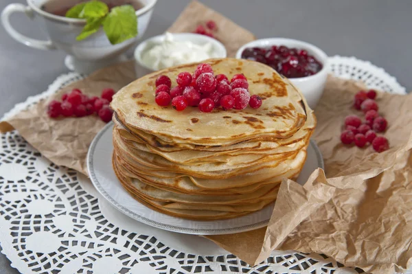 Stack of pancakes served with fresh cranberries, sour cream and — Stock Photo, Image
