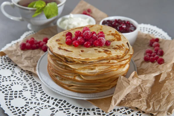 Pilha de panquecas servidas com cranberries frescos, creme de leite e — Fotografia de Stock