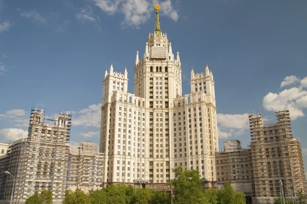 RUSSIA, MOSCOW - MAY 11, 2016: Skyscraper on Kotelnicheskaya emb — Stock Photo, Image