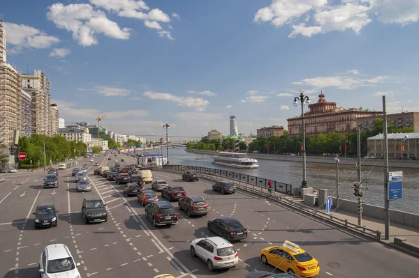 RUSSIA, MOSCOW - MAY 11, 2016: Car traffic on Kotelnicheskaya em — Stock Photo, Image