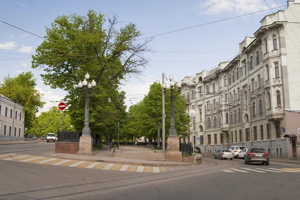 RÚSSIA, MOSCOW - 11 de maio de 2016: Vista da Yauza Boulevard de — Fotografia de Stock