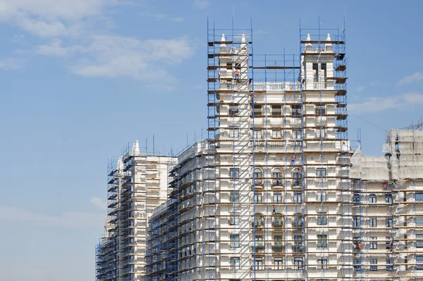 Part of the high-rise building in scaffolding — Stock Photo, Image