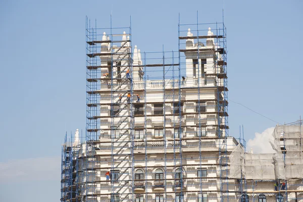 Renovación de la fachada de un edificio residencial — Foto de Stock