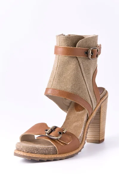 Zapatos de gamuza marrón con inserciones de cuero con tacones altos —  Fotos de Stock