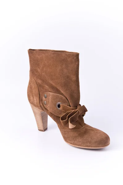 Botas bajas de gamuza para mujer con tacón alto color marrón (rojo) — Foto de Stock