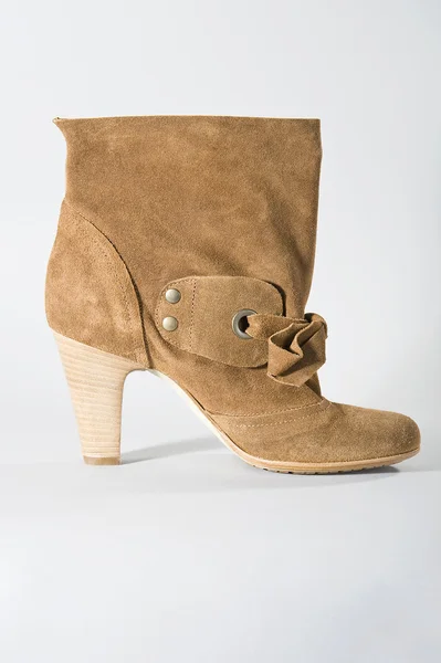 Botas bajas de gamuza para mujer con tacón alto color marrón (rojo) —  Fotos de Stock