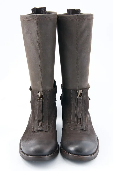 Vrouwen bruin lederen laarzen met lage hakken — Stockfoto