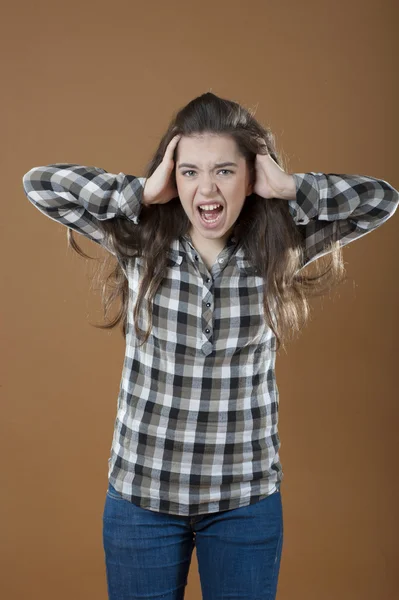 A young girl holds hands behind his head and screams — Stock Photo, Image
