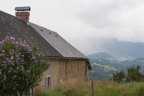 Das Haus liegt an einem Hang in Frankreich. Region Midi Pyrenäen — Stockfoto