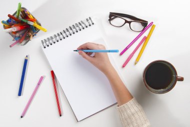 Kadın eli bir defterde boyamak hazırlanıyor