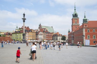 Polonya, Varşova - 8 Temmuz 2012: Palace Meydanı'nda turist 