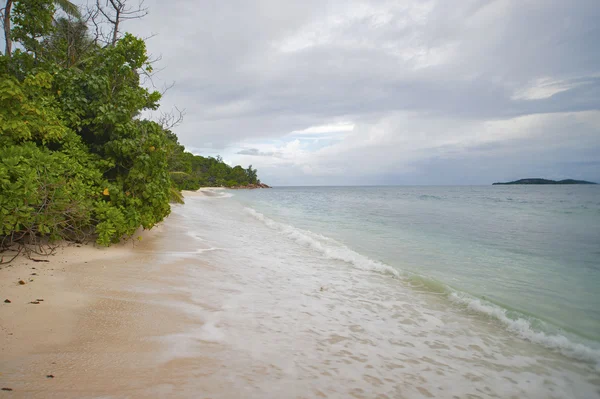 Playa en las Seychelles en tiempo nublado —  Fotos de Stock