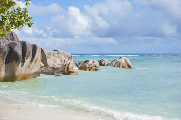 Playa del Océano Índico y rocas en las Seychelles —  Fotos de Stock