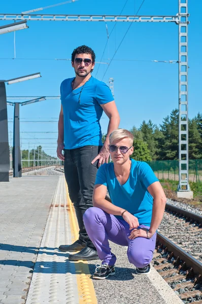 Twee jonge mannen staande op het platform — Stockfoto