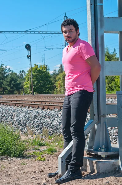 Jovem bonito em camiseta rosa — Fotografia de Stock