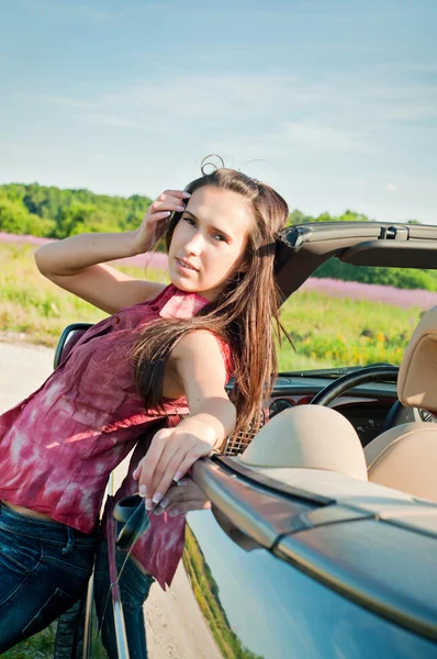 Preciosa morena hembra cerca de coche — Foto de Stock