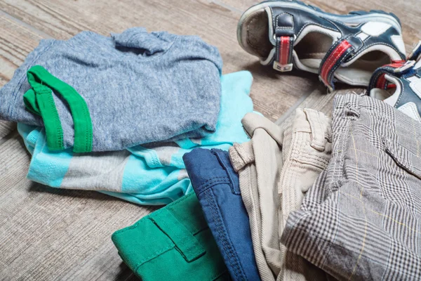 Algunos chicos trajes casuales en la pila — Foto de Stock