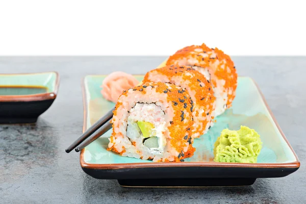 California maki sushi z masago i imbir — Zdjęcie stockowe