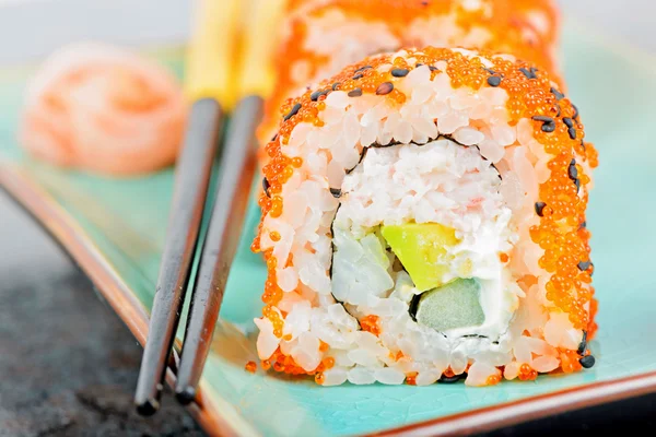 Sushi maki da Califórnia com masago e gengibre — Fotografia de Stock