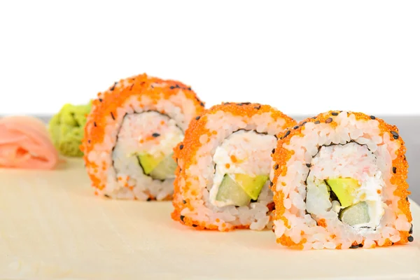 Zbliżenie California maki sushi w wierszu — Zdjęcie stockowe