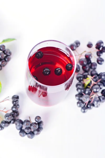 Glass of aronia juice with berries, overhead view — Stock Photo, Image