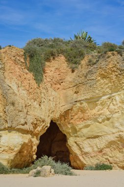 Rock, mağara ve gökyüzünde praia da Rocha, Algarve