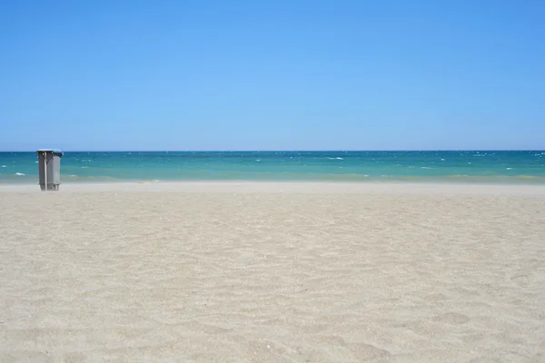 Recipiente de lixo na praia de areia Mar Mediterrâneo — Fotografia de Stock