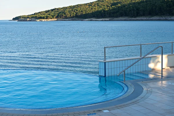 Piscina infinita y montañas —  Fotos de Stock