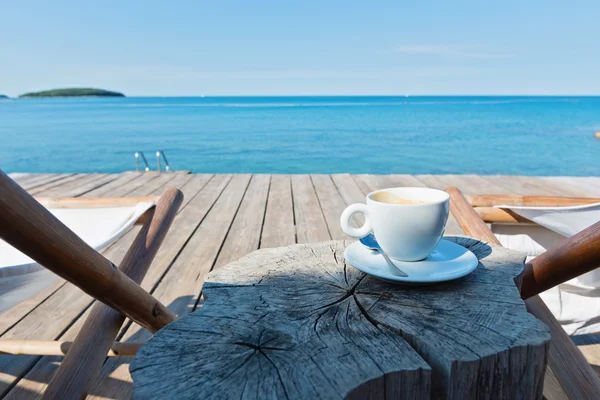 Sol en bois avec chaise longue et café — Photo