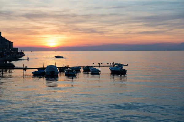 Naturskön utsikt över den vackra solnedgången över havet — Stockfoto