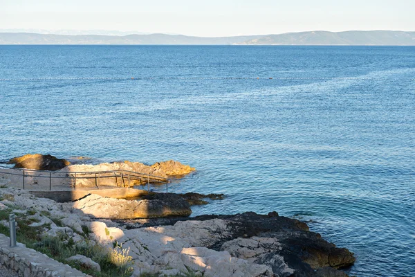 Felsiger strand in istrien — Stockfoto