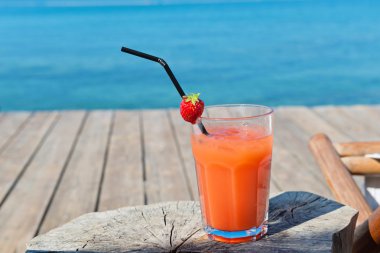 Şezlong şezlong ve kokteyl ile ahşap zemin