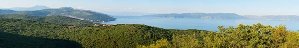 Panoramablick auf das Meer und die Hügel in Kroatien — Stockfoto