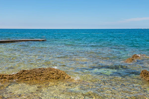Spiaggia tipica in Istria, Croazia — Foto Stock