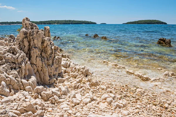 Playa rocosa en Istria, Croacia — Foto de Stock