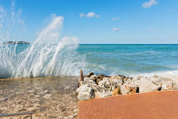 Hautes vagues et éclaboussures d'eau en Istrie, Croatie — Photo